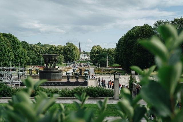 Vigelandsparken i Oslo med fontänen och skulpturerna