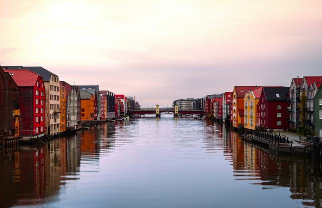 Färgglada sjöbodar längs Nidelva i Trondheim